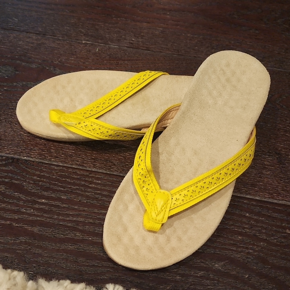 Yellow Flip Flops SZ 7